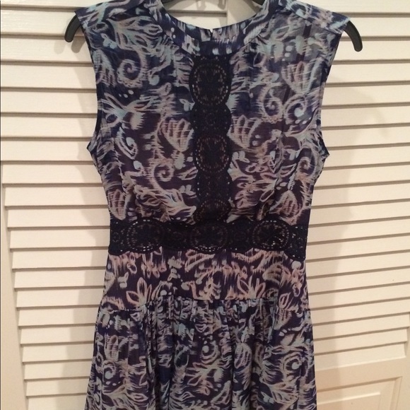 BCBGMaxAzria Dresses & Skirts - BCBG Aymeline Lace-Trim Print-Blocked Dress